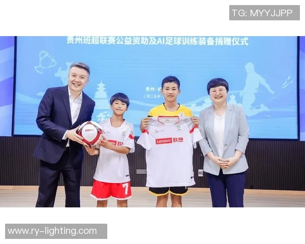 足球明星儿子偶遇球场童年好友共叙梦想与未来的美好时光 足球明星儿子偶遇球场童年好友共叙梦想与未来的美好时光